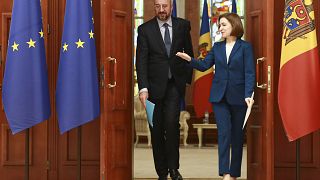 El presidente del Consejo Europeo, Charles Michel, y la presidenta de Moldavia, Maia Sandu, este martes en Chisinau