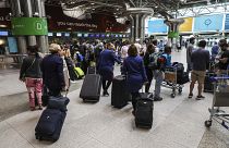 Passagers au terminal 1 de l'aéroport de Lisbonne lors d'une grève du service portugais de l'immigration et des frontière, le 26 août 2022