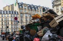 Горы мусора лежат по всему Парижу, включая центр, после 3-недельной забастовки столичных мусорщиков.