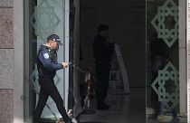 Egy rendőr a lisszaboni késelés helyszínén 