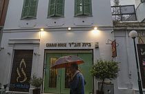 Ein Mann läuft an einem jüdischen Restaurant in Athen vorbei