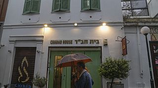 Ein Mann läuft an einem jüdischen Restaurant in Athen vorbei