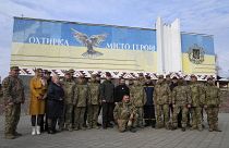 Владимир Зеленский в окружении военных ВСУ в Ахтырке, Сумская область