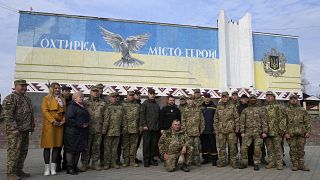 Volodymyr Zelenskyy avec des militaires, des policiers et des civils à Okhtyrka dans la région de Soumy.