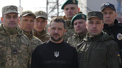 الرئيس الأوكراني مع مجموعة من الجنود الأوكرانيين في منطقة سومي 