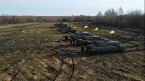 دبابات تشالنجر البريطانية وقد رفعت عليها أعلام أوكرانية 