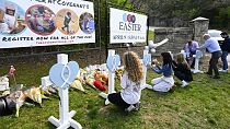 Cruces en la entrada de Covenant School, Nashville, donde murieron tres adultos y tres niños en un tiroteo. Estados Unidos, 28/3/2023