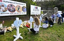 Cruces en la entrada de Covenant School, Nashville, donde murieron tres adultos y tres niños en un tiroteo. Estados Unidos, 28/3/2023