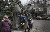 Верующие у памятника отцам-основателям Киево-Печерской лавры, март 2023 г.