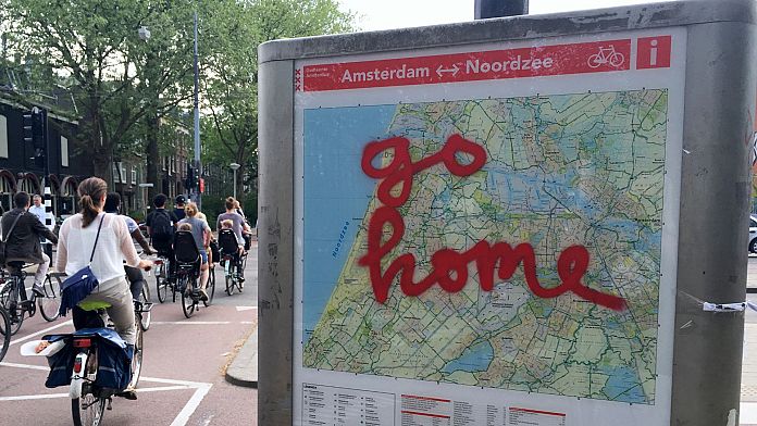 Guarda la nuova campagna di Amsterdam che esorta i turisti britannici ubriachi a "stare alla larga" 3 Guarda la nuova campagna di Amsterdam che esorta i turisti britannici ubriachi a "stare alla larga"
