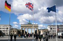 Berlin, Németország, Brandenburgi kapu, rendőrök ellenőrzik a látogatók táskáját 