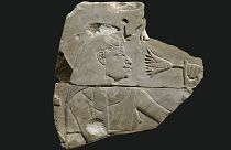 حجاری متعلق به مصر باستان زنی را در حال بوئیدن یک نیلوفر آبی نشان می‌دهد