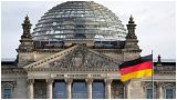 العلم الألماني مرفوع على مبنى البرلمان