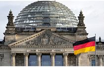 العلم الألماني مرفوع على مبنى البرلمان