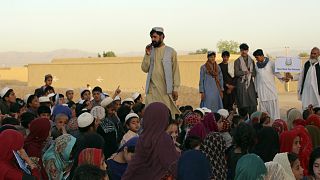 Matiullah Wesa kisiskolásokhoz beszél Kandahar tartományban
