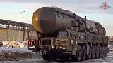 Lançador de mísseis Yars das forças armadas russas a ser conduzido num local não revelado na Rússia