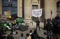 Junge Demonstrierende auf einer Demo in Paris am 30.März 2023