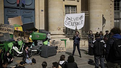 Junge Demonstrierende auf einer Demo in Paris am 30.März 2023