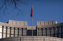 پرچم چین در مقابل بانک خلق چین در پکن