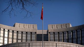 پرچم چین در مقابل بانک خلق چین در پکن