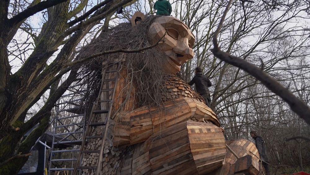 Deze Deense kunstenaar heeft over de hele wereld gigantische gerecyclede houten trollen verstopt