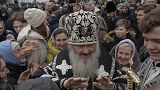 Ein hoher Priester der ukrainisch-orthodoxen Kirche segnet Gemeindemitglieder im Kiewer Klosterkomplex Pechersk Lawra in Kiew am 29. März 2023.