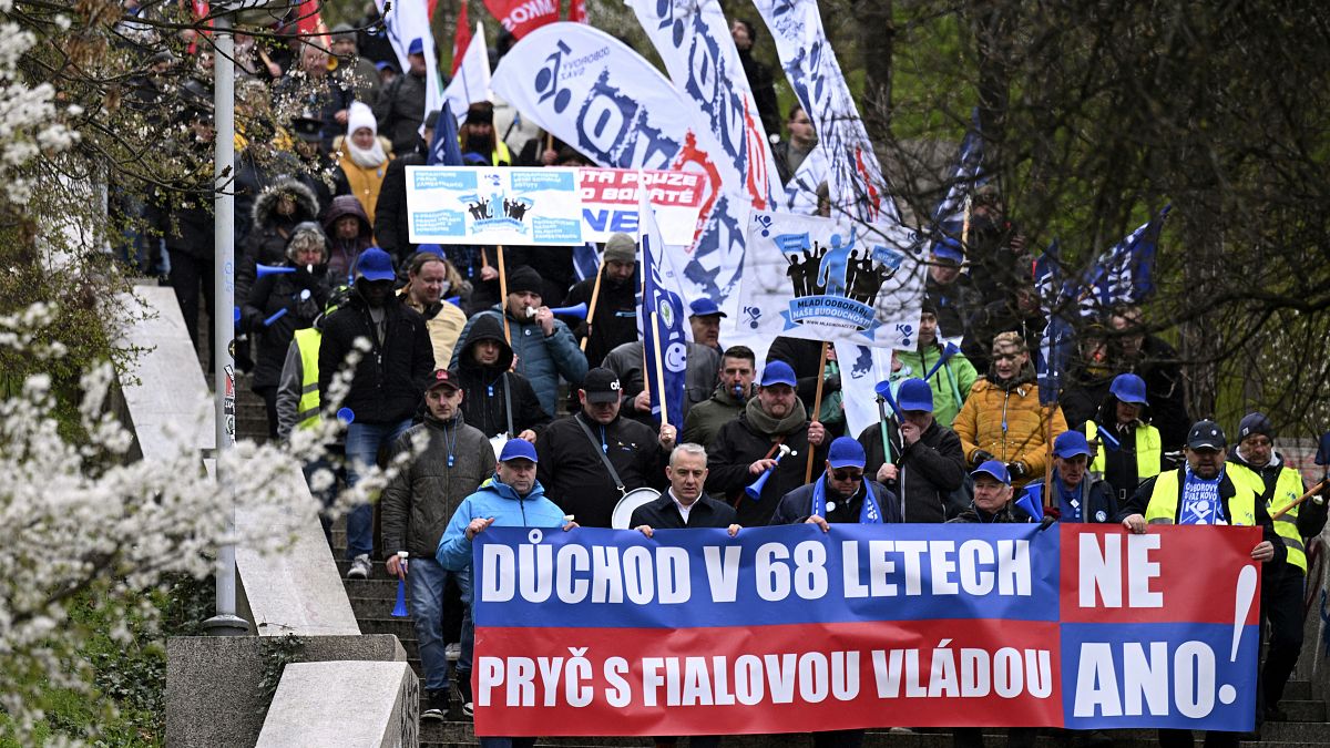 Около 2000 рабочих протестуют в Праге против запланированной чешским правительством реформы пенсионной системы.
