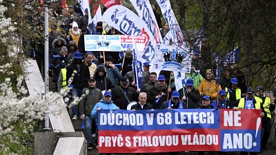 Около 2000 рабочих протестуют в Праге против запланированной чешским правительством реформы пенсионной системы.