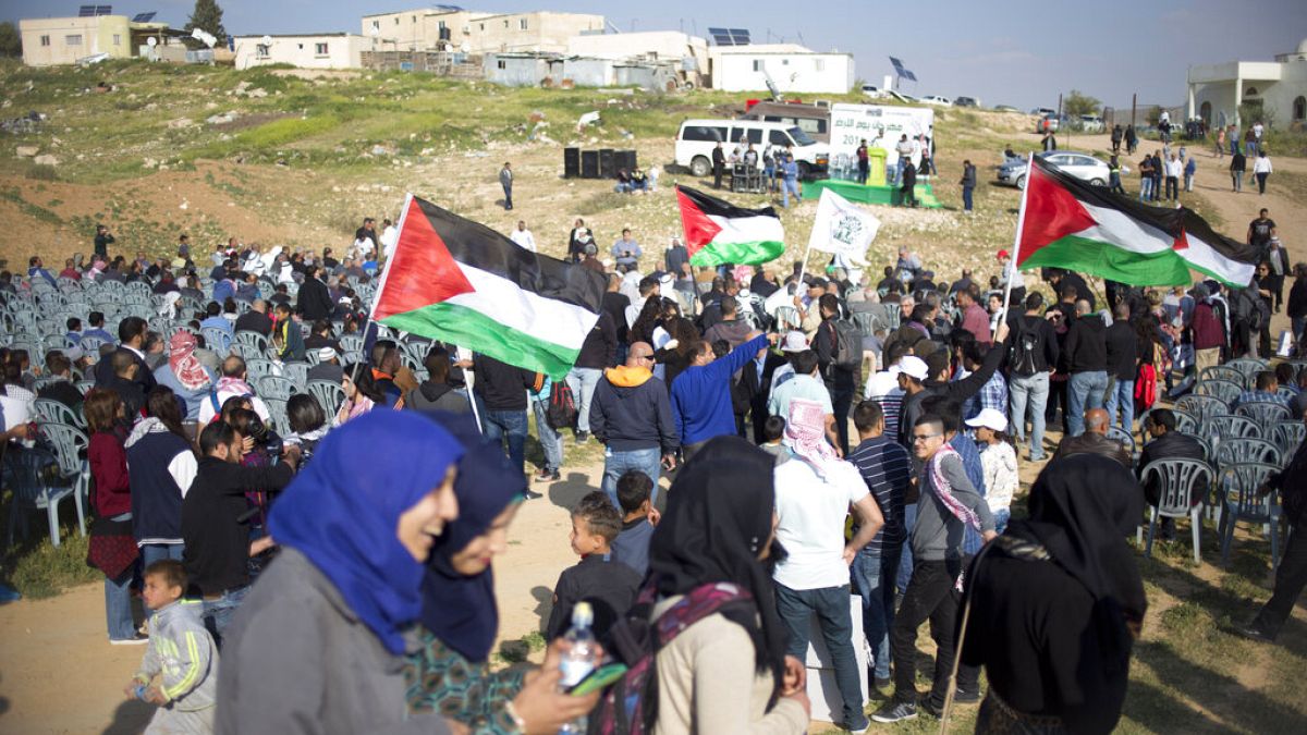 صورة من الارشيف- بدو عرب إسرائيل يلوحون بالأعلام الفلسطينية خلال مسيرة لإحياء ذكرى يوم الأرض.