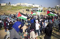 صورة من الارشيف- بدو عرب إسرائيل يلوحون بالأعلام الفلسطينية خلال مسيرة لإحياء ذكرى يوم الأرض.