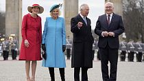Frank-Walter Steinmeier német köztársasági elnök és felesége, Elke Buedenbender fogadják III. Károly brit királyt és Camilla brit királynét 