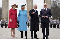 Frank-Walter Steinmeier német köztársasági elnök és felesége, Elke Buedenbender fogadják III. Károly brit királyt és Camilla brit királynét 