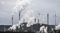 L'arrière-plan industriel d'une raffinerie BP et d'une centrale électrique au charbon Uniper est visible à Gelsenkirchen, en Allemagne, le 6 mars 2023.