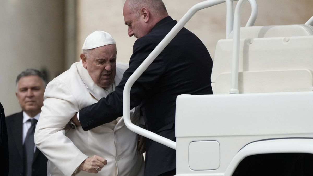 Ferenc pápának segítenek felszállni az autójára az audienciája végén