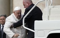Ferenc pápának segítenek felszállni az autójára az audienciája végén