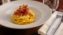 In die "echte" Carbonara kommen außer der Pasta nur drei Zutaten: Eigelb, Guanciale und Pecorino.