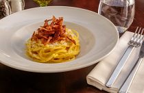 In die "echte" Carbonara kommen außer der Pasta nur drei Zutaten: Eigelb, Guanciale und Pecorino.