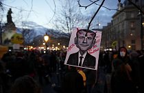 21 Mart'taki gösterilerde "Macron, biz senin soytarın değiliz" yazılı bir pankart 