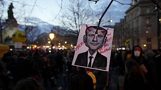21 Mart'taki gösterilerde "Macron, biz senin soytarın değiliz" yazılı bir pankart