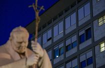 Статуя папы римского перед зданием больницы в Риме