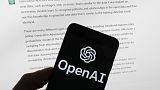 شعار OpenAI على هاتف محمول أمام شاشة كمبيوتر تعرض إصدار ChatGPT، الثلاثاء 21 مارس 2023