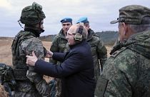 Putyin egy orosz katonai kiképzőközpontban tett látogatásán