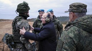 Putyin egy orosz katonai kiképzőközpontban tett látogatásán