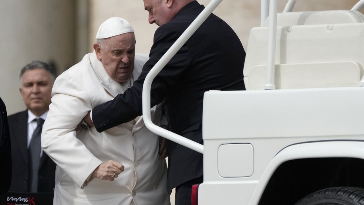 Papa Francis haftalık dua sonrası arabasına bindi.