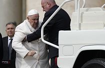 Papa Francis haftalık dua sonrası arabasına bindi.