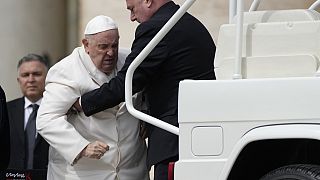 Papa Francis haftalık dua sonrası arabasına bindi.