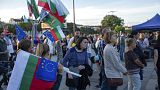 Женщина продает флаги Болгарии и ЕС сторонникам партии НП во время заключительного предвыборного митинга в столице Болгарии Софии в пятницу, 9 сентября. 30 декабря 2022 г. 
