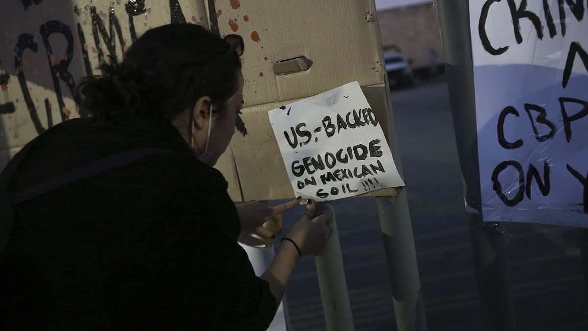 لافتة كتب عليها "إبادة مدعومة من الولايات المتحدة على الأراضي المكسيكية" معلقة أمام المركز حيث وقع الحريق 
