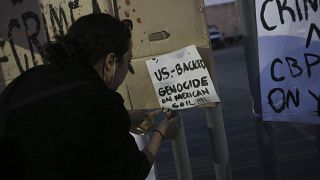 لافتة كتب عليها "إبادة مدعومة من الولايات المتحدة على الأراضي المكسيكية" معلقة أمام المركز حيث وقع الحريق