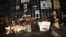 Поминовение жертв пожара в центре содержания мигрантов в Сьюдад-Хуаресе, Мексика, в среду, 29 марта 2023 г., на следующий день после пожара